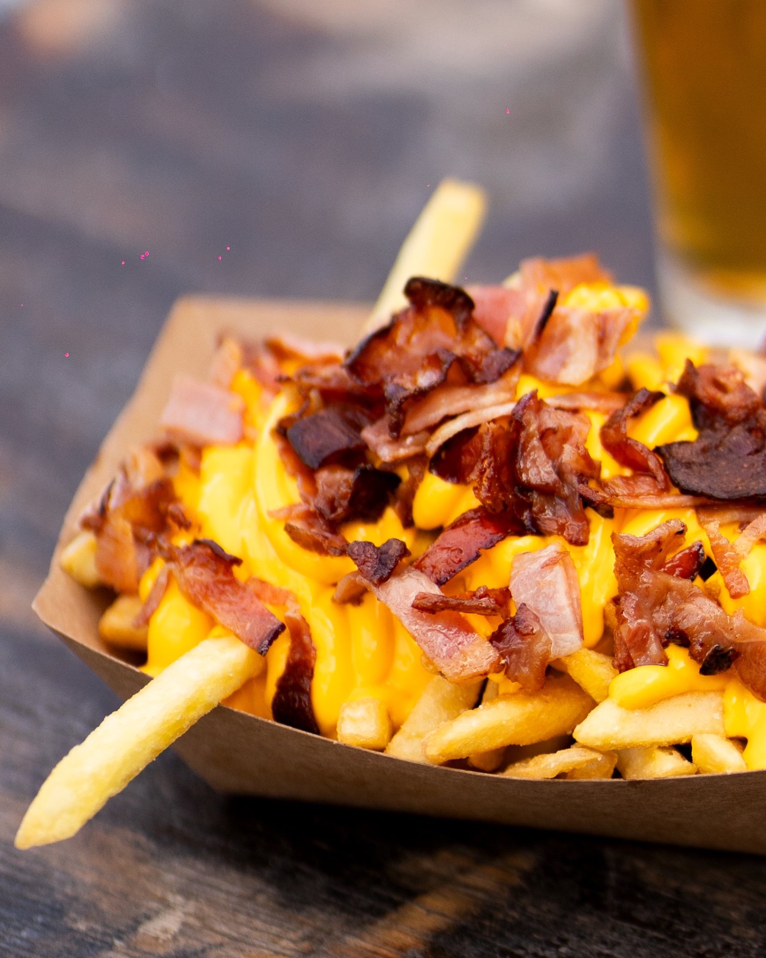 Piatto di patatine fritte gourmet loaded fries servito alla Casaccia